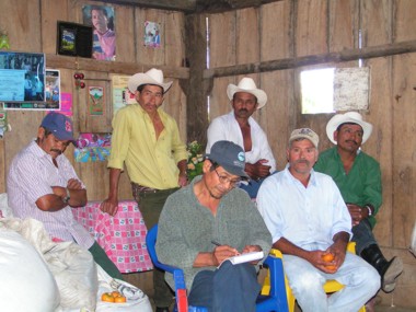Mitglieder von Tierra Nueva bei Versammlung