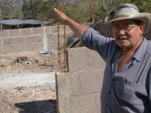 Marcio zeigt begonnene Bauarbeiten für Kooperativenhaus