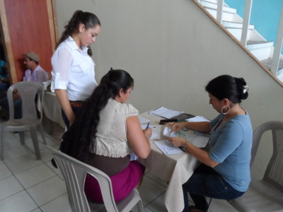 Maria de la Cruz unterzeichnet die Stipendien-Vereinbarung mit ihrer Mutter